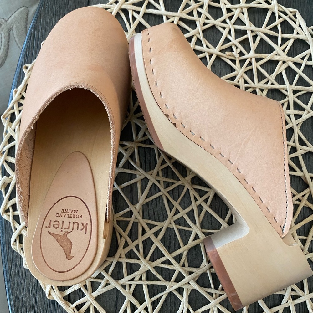 Kurier handmade leather and wood clog in natural camel color. Size 37/6.5